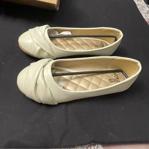 NWT In Box Soho Kids Bone White Flats 2